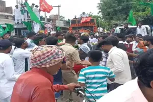 कुशीनगर : मोहर्रम जुलूस के दौरान तनाव, मंदिर के सामने इस्लामिक झंडा फहराने पर बवाल