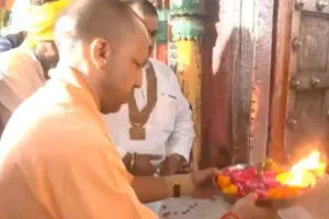 रामलला और हनुमानगढ़ी में CM योगी ने टेका माथा, दर्शन-पूजन कर एक पेड़ मां के नाम अभियान में सहभागिता का किया आवाहन 