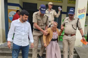 98 वर्षीय महिला ने डाला वोट, मतदान केंद्रों पर दिखा उत्साह 