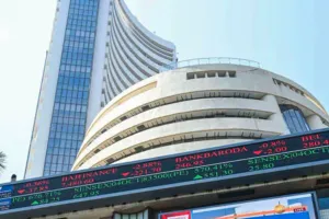 चौतरफा बिकवाली से शेयर बाजारों में गिरावट जारी, निचले स्तर पर पंहुचा सेंसेक्स-निफ्टी 