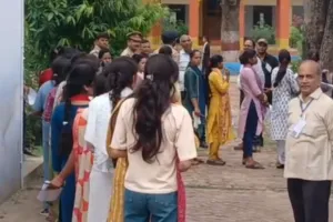 RO-ARO Exam: उत्तर प्रदेश में 2300 से अधिक केंद्रों पर कड़ी सुरक्षा के बीच समीक्षा अधिकारी भर्ती परीक्षा शुरू 