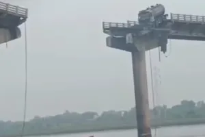 गुजरात में हुआ बड़ा हादसा, महिसागर नदी पर बना 45 साल पुराना पुल ढहा, 9 की मौत, कई वाहन भी गिरे 