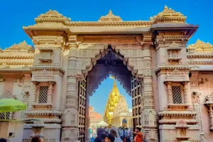 काशी विश्वनाथ मंदिर में भक्तों की लगी लंबी कतार, बम-बम भोले के जयकारों से गुंजा शिवालय 