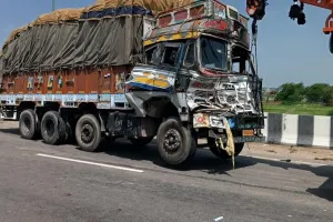 किसान पथ पर सफाई कर रही महिला को ट्रक ने रौंदा, एक घायल, केबिन में फंसा चालक
