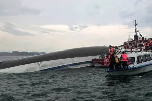 वियतनाम में डूबा यात्रियों से भरा जहाज, 37 लोगों की ने गंवाई जान, अन्य की तलाश जारी