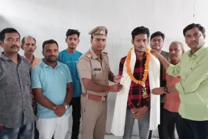 अभावों में उभरा ईमानदारी का चेहरा, मिला सम्मान... जानें प्रियांशू और 12 हजार की पूरी कहानी