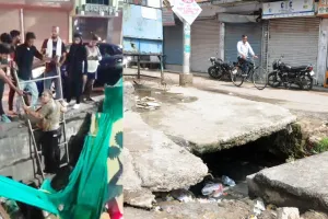 नहीं जागे जिम्मेदार शहर में अब भी खुले नाले, चौक क्षेत्र में कालीजी मंदिर के पास 8 फिट गहरे नाले में गिरा स्कूटी सवार
