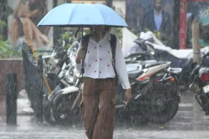Monsoon in UP: सावन के पहले दिन जानें क्या है मौसम का हाल, 60 जिलों में गरज-चमक के साथ आकाशीय बिजली गिरने की आशंका