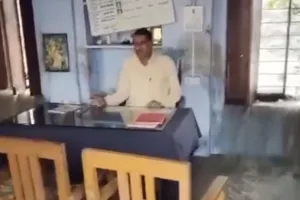 शर्मनाक! एक स्कूल ऐसा भी... शिक्षा का मंदिर बना बरसाती नाला, वीडियो ने उड़ाई व्यवस्था की धज्जियां