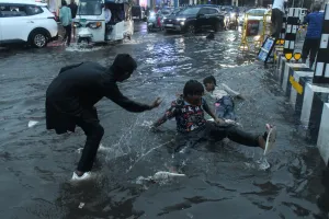 UP Monsoon: 14 जिलों में भारी बारिश का अलर्ट, राजधानी में एक घंटे की बारिश से सड़कें जलमग्न, IMD ने जारी की चेतावनी