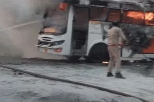 अयोध्याः कांवड़ियों को लेकर आई बस में लगी आग, मची अफरा-तफरी
