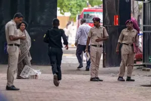 Bomb Threat: दिल्ली में 20 से अधिक स्कूलों को सुबह-सुबह फिर मिली बम से उड़ाने की धमकी, पुलिस और दमकल की टीमें तैनात