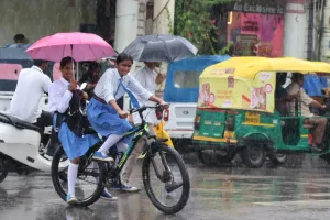 उत्तर प्रदेश में भारी बारिश ने मचाई तबाही, सात लोगों की मौत, कई जिलों में रेड अलर्ट जारी, जानें आज क्या है मौसम का हाल