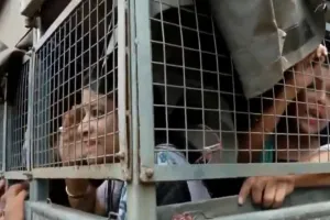 ओडिशा विधानसभा के बाहर जमकर हुआ बवाल, छात्रा की मौत से आहत लोग सड़कों पर उतरे, पुलिस ने दागे आंसू गैस के गोले