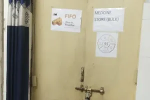 CHC अलीगंज में शौचालय के बगल में बना दिया किचन और दवा काउंटर, अव्यवस्थाओं से मरीज-तीमारदार परेशान