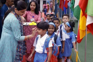 माथे पर लगाया चंदन, पुष्प वर्षा कर अभिनंदन..यूपी में खुले स्कूल, बच्चों को दिए गए बिस्किट, चॉकलेट, खिलाई गई खीर