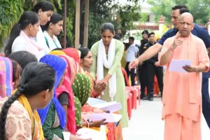 जनता दर्शन में लोगों से मिले सीएम योगी, अधिकारियों को दिए स्पष्ट निर्देश-लापरवाही बर्दाश्त नहीं