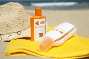 सोशल मीडिया पर फैलाई जा रही सनस्क्रीन संबंधी गलत जानकारी, जानिए इन दावों के बारे में वास्तविक दुनिया में इसके नुकसान 