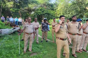 सरकारी जमीन पर बनाई गई मजार पर चला प्रशासन का बुलडोजर, पुलिस की मौजूदगी में खाली कराया अवैध कब्जा