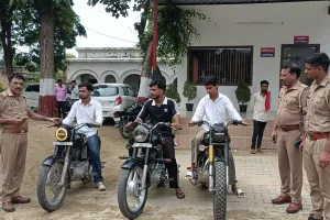 अमरोहा: पटाखे छोड़ना पड़ा भारी...तीन बाइक पुलिस ने की सीज