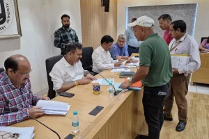 अकबरनगर विस्थापन के बाद बसंतकुंज योजना में मिला PM आवास: दबंगों का कब्जा, LDA समाधान दिवस में फरियाद लेकर पहुंचीं बुजुर्ग महिला