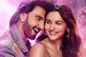 Rocky Aur Rani Kii Prem Kahaani: रणवीर-आलिया की हिट जोड़ी को हुए दो साल पूरा,  करण जौहर ने इस तरह किया सेलिब्रेट 