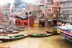 वाराणसी में प्रति घंटे 2 सेंमी घट रहा गंगा का जलस्तर, निचले इलाकों में परेशानियां बरकरार; वरुणा नदी का जलस्तर स्थिर 