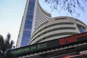 Share Market : लगातार तीन दिनों से जारी गिरावट के बाद उबरा शेयर बाजार, सेंसेक्स 447 अंक चढ़ा