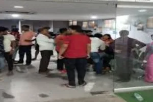 निजी अस्पताल में बच्चे की मौत पर हंगामा, परिवारजनों का आरोप-स्टाफ ने डॉक्टर से फोन पर दवा पूछ कर किया इलाज