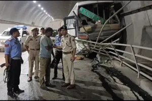 अमरनाथ यात्रा काफिले की बस का ब्रेक फेल: 4 तीर्थयात्री घायल, जम्मू-श्रीनगर राष्ट्रीय राजमार्ग पर हुआ हादसा 