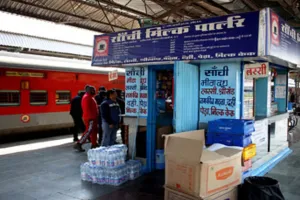 लखनऊ जंक्शन पर MRP रेट से ज्यादा कीमत पर बिक रहा है खाने-पीने का सामान, यात्री ने की शिकायत  