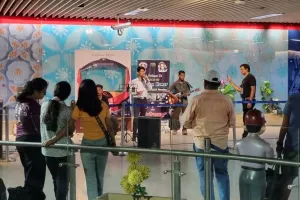 लखनऊ मेट्रो स्टेशन पर Music Program आयोजित, ओपन माइक से युवाओं ने दिखाई प्रतिभा 