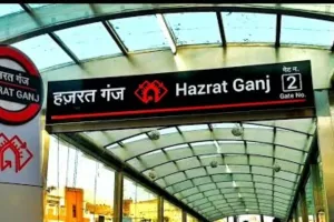 'नेताओं को गालियां, महिला को अश्लील इशारे', नशे में धुत व्यक्ति ने लखनऊ मेट्रो में किया हंगामा, वीडियो वायरल  