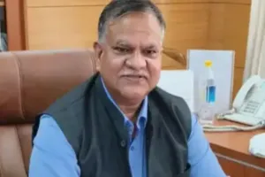 उत्तर प्रदेश की नौकरशाही में बड़ा बदलाव संभव, मनोज सिंह को सेवा विस्तार मिलने पर गोपनीयता बरकरार, केन्द्र के पाले में फैसला