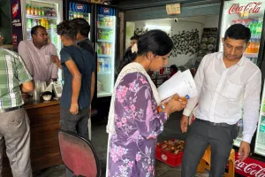 कावड़ यात्रा मार्ग पर ढाबा-जूस की दुकान पर बिक रहा expired क्रश और दुर्गंधयुक्त मैंगो पल्प, औचक निरीक्षण कर FSDA की टीम ने कराया नष्ट 