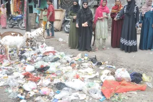 ये कैसी स्मार्ट सिटी, जहां गंदगी के बीच खेल रहा बचपन, नगर निगम मुख्यालय यहां से चंद कदमों की दूरी पर फैली गंदगी और कूडे़ के ढेर