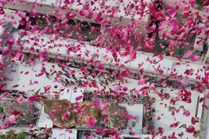 Sawan Shivratri 2025: शिवरात्रि पर काशी में दिखा अद्भुत नजारा, बाबा के भक्तों पर हेलीकॉप्टर से की गई पुष्प वर्षा 