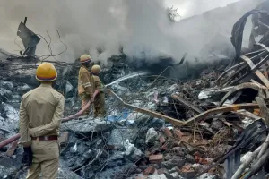 Plastic Factory Fire : 24 घंटे से जल रहा फैक्ट्री का प्लास्टिक, दमकल विभाग के छूटे पसीने, जांच जारी