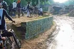 दलदल में तब्दील सड़क में फंसी बच्चों से भरी स्कूली वैन, जल निगम के ठेकेदार के प्रति स्थानीय लोगों ने जताई नाराजगी