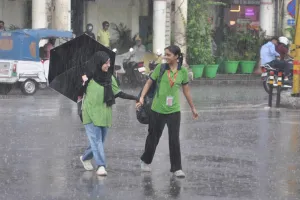 यूपी के जिलों में बारिश का यलो अलर्ट जारी,  प्रदेश में कहीं किसान खुश तो कहीं हलकान