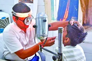 डॉ. शहजाद ने बच्चे के गले में फंसा सिक्का निकाला