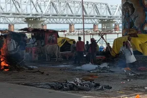 प्रयागराज में बाढ़ का कहर: श्मशान घाट डूबे, सड़कों पर हो रहा अंतिम संस्कार
