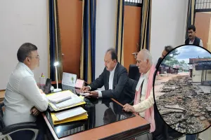 बदायूं: अवकाश के दिन खोदी सड़क, अधिवक्ताओं ने की जांच कराकर कार्रवाई की मांग