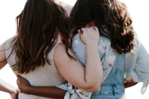 कैसा ये इश्क है! देवरानी और जेठानी को हुआ प्रेम, नकदी-जेवरात लेकर हुईं फरार, पति थाने के काट रहे चक्कर