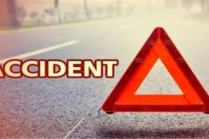 बाराबंकी में अंडरपास पर नहीं स्पीड ब्रेकर, हो रहे हादसे :  दो कारों की टक्कर में टला हादसा