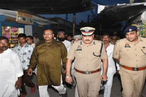 Bareilly: सड़क पर उतरे ADG और SSP...जोगी नवादा में की पैदल गश्त