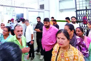 प्रसूता के गलत टांके लगने पर परिजनों ने किया हंगामा    