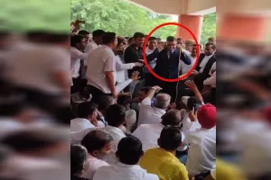 शाहजहांपुर: वकीलों के सामने एसडीएम साहब ने पकड़े कान और लगाई उठक-बैठक...जानिए पूरा मामला