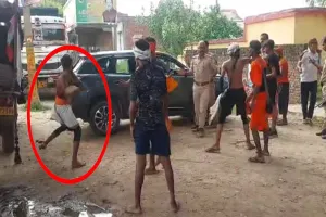 Bareilly: पत्थर मारकर तोड़ा कार का शीशा...साइड लगने से आक्रोशित कांवड़ियों के आगे पुलिस भी बेबस