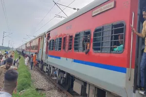 प्रतापगढ़ में ट्रेन से टकराकर भैंस की मौत, सवा घंटे रुकी रही वाराणसी-दून एक्सप्रेस